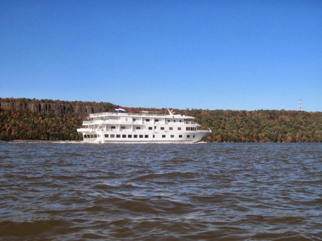 Riverboat. Fall Foliage Tour.