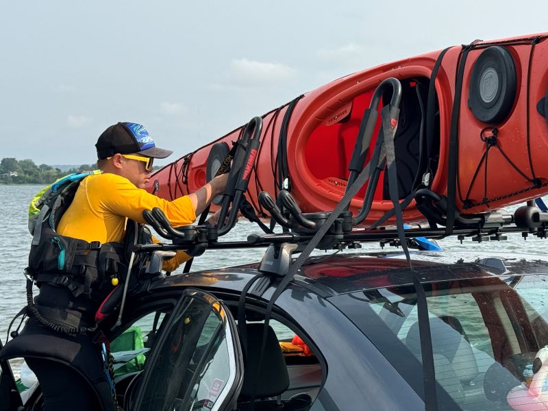 Tie down of boats.